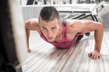 Genç adam Gym şınav