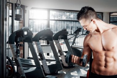 Pazı bukleler yapan erkek