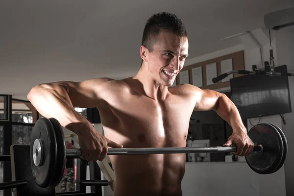 Hombre haciendo lifting en gimnasio — Foto de Stock