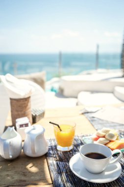 Kıyısında taze kahvaltı