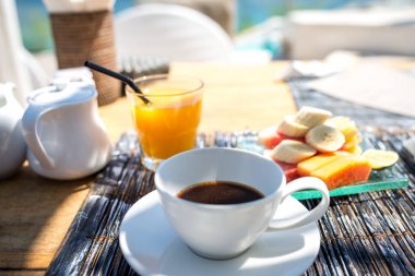 Kıyısında taze kahvaltı