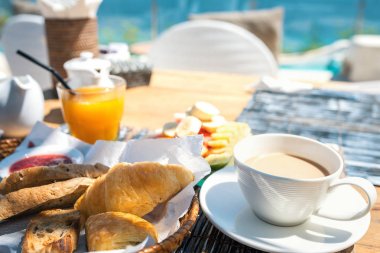 Kıyısında taze kahvaltı
