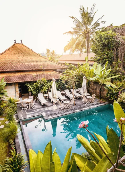 Bali Villa wih sonsuzluk havuzu — Stok fotoğraf