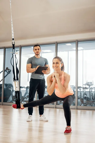 Jong Volwassen Meisje Doen Schorsing Touw Oefening Samen Met Haar — Stockfoto