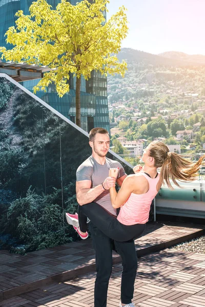 Young Attractive Couple Doing Advanced Double Dare Crunches While Standing — Stock Photo, Image