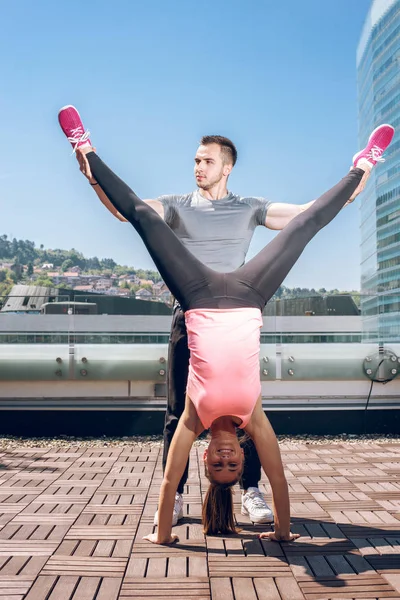 Mujer Fitness Mujer Haciendo Handstand Mientras Entrenador Personal Apoya — Foto de Stock