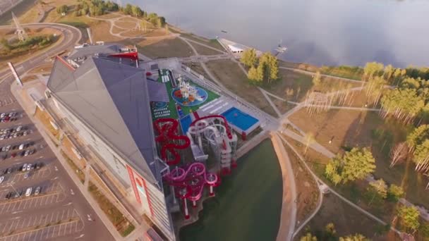 Dia de verão paisagem urbana famoso parque aquático telhado aéreo panorama 4k — Vídeo de Stock