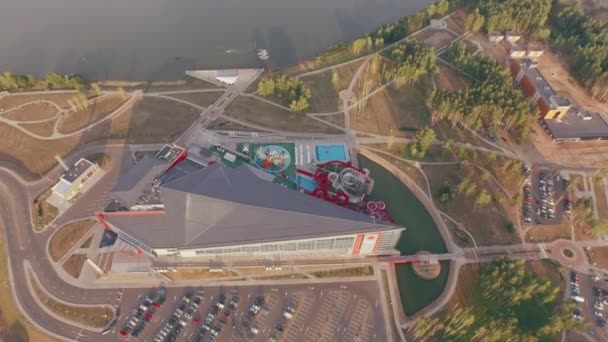 Летний день городской пейзаж знаменитый аквапарк крыше воздушной панорамы 4k — стоковое видео