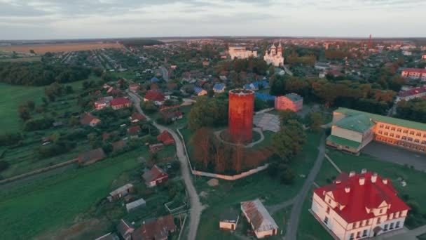 Torre medieval de ladrillo en la ciudad de Kamenetz. Atardecer cálido . — Vídeo de stock