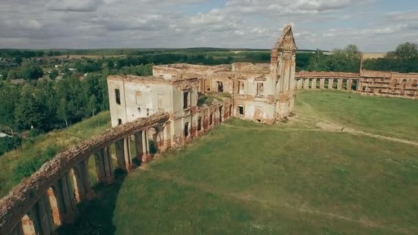 Ruïnes van het oude kasteel van de prinsen van de Sapeg in de Ruzhany. — Stockvideo