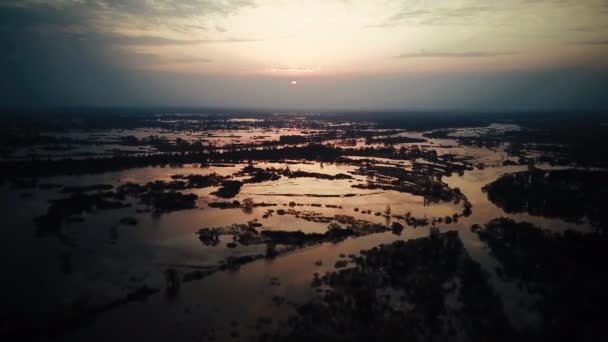 Wschód słońca nad rozlanymi rzekami. Widok z lotu ptaka — Wideo stockowe