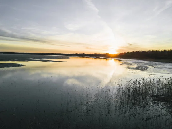 水の上の春の夕日 — ストック写真