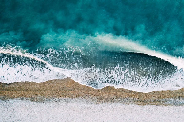 Luchtfoto van zandstrand en oceaan met golven — Stockfoto