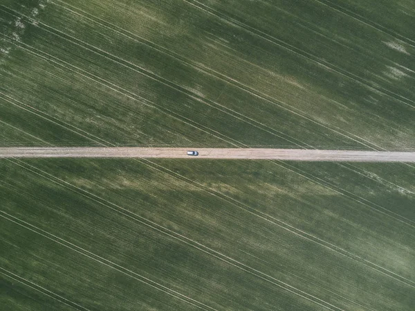Letecký drone pohled na zelené pole s krajinou zelený vzor příroda pozadí. — Stock fotografie