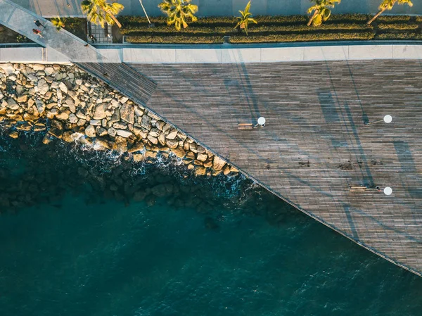 Luchtfoto van Molos Promenade aan de kust van Limassol Stad in Cyprus, Zonsondergang Tijd — Stockfoto