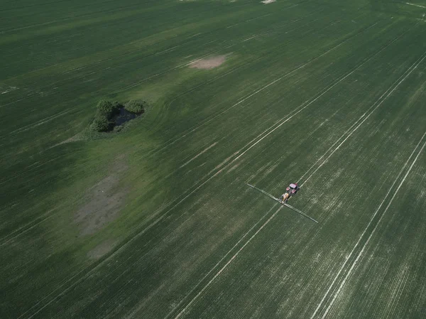 Кошение трактора, зеленое поле, вид с воздуха — стоковое фото