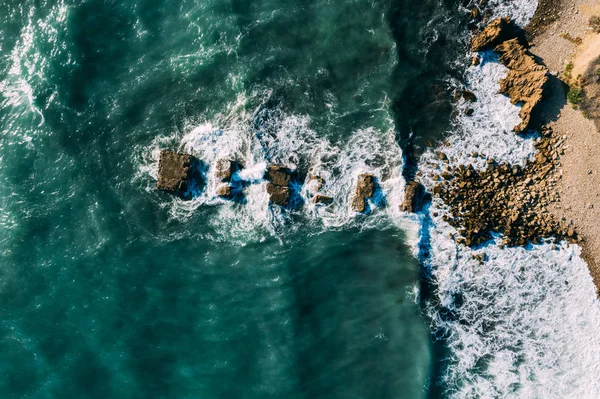Luchtfoto van betonnen zee versteviging textuur. Breakwaters. Zee stad strand met golfbrekers. — Stockfoto