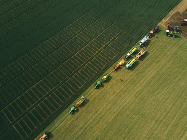 Maquinaria agrícola, tractores de pie en un campo verde, vista aérea — Foto de Stock