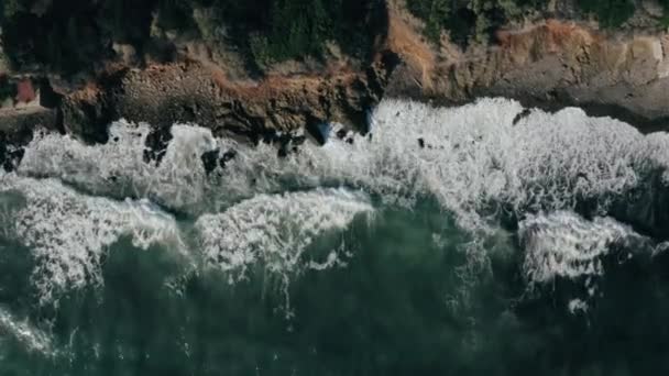 Aerial footage of sea shore and mountains. Ocean, waves view. — Stock Video