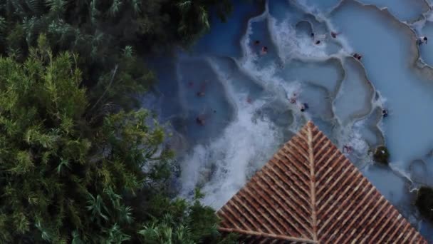 Letecký Drone View Termální bazény, přehled o světlé přírodní minerální bazén, jak letíme přes. — Stock video