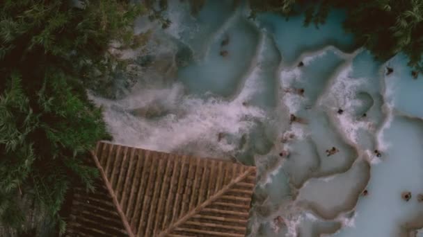 Una colección de manantiales de seda de agua azul en diferentes niveles que se calientan por el volcán cercano. Vista aérea — Vídeos de Stock