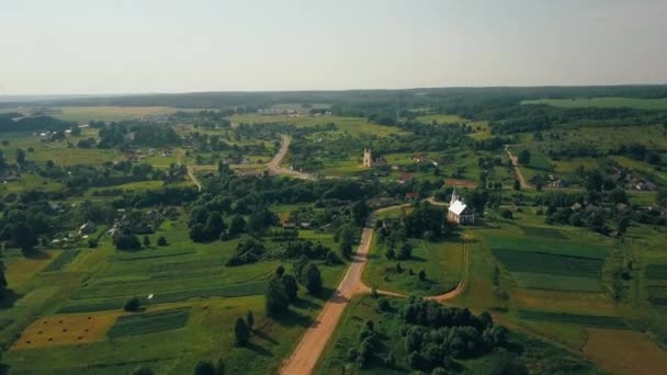 Sonniger Tag auf dem Land und eine kleine Kirche im Dorfzentrum — Stockvideo