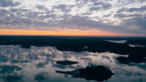 Puesta de sol vista lago hermosas nubes que reflejan en el agua . — Vídeo de stock