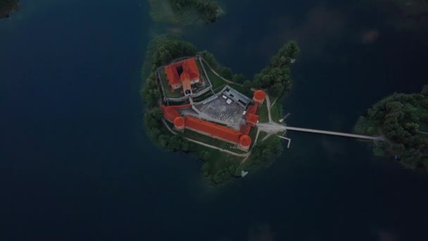 Trakai Kalesi, Litvanya. Gündoğumunda Trakai Kalesi 'nde. Yukarıdan Trakai kalesinin güzel manzarası. — Stok video