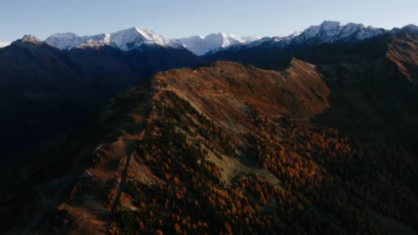 Pôr do sol nas montanhas. Cores de outono e tops nevados — Vídeo de Stock