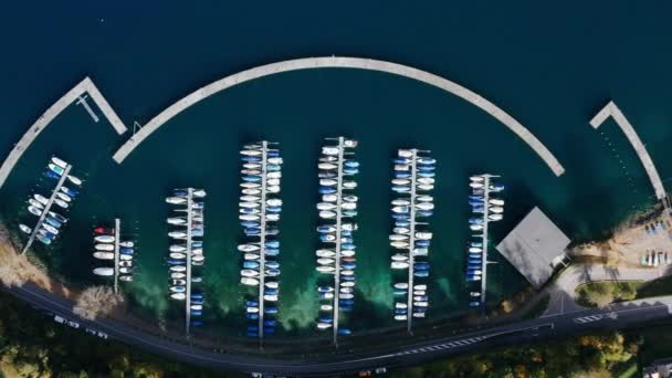 Aerial view of a white motor yachts. Many different yachts, catamarans moored to piers. — Αρχείο Βίντεο