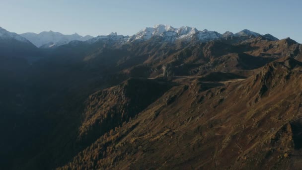 Vista aérea de uma bela paisagem de montanha . — Vídeo de Stock