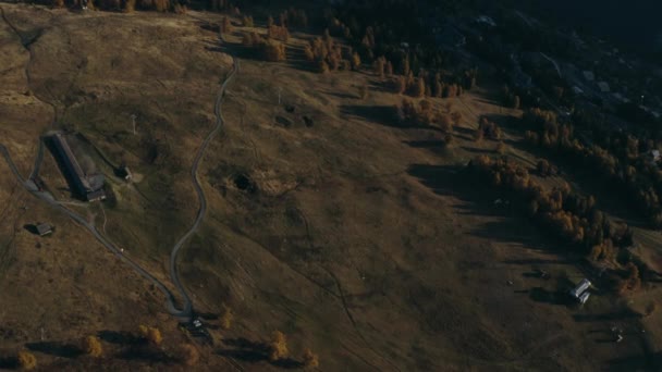 Лес в Альпах. Живописный осенний вид с высоты горного хребта и деревьев . — стоковое видео