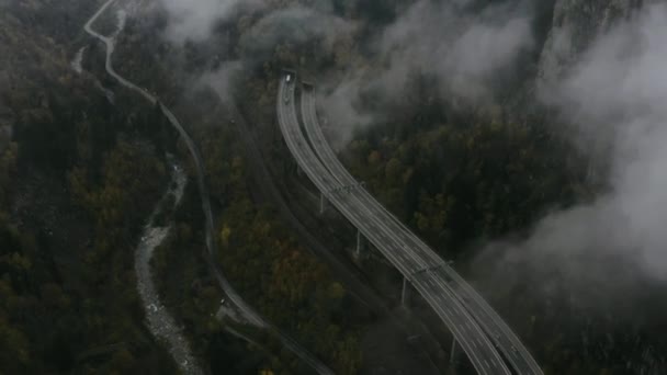 Aldeia de montanha no vale e paisagem ponte ferroviária. Vista aérea do pitoresco vale da montanha com vila e ponte ferroviária . — Vídeo de Stock