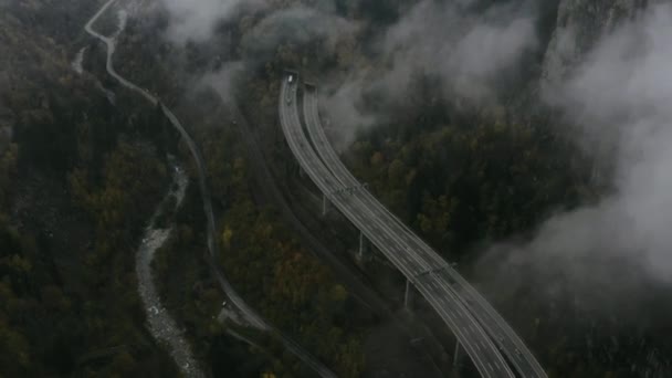 Pueblo de montaña en valle y puente ferroviario paisaje. Vista aérea del pintoresco valle de la montaña con pueblo y puente ferroviario . — Vídeo de stock