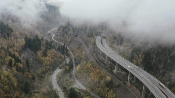 Hegyi falu völgyben és vasúti híd táj. Légi kilátás festői hegyi völgy a falu és a vasúti híd. — Stock videók