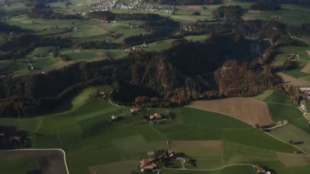 Schweizer Alpen Drohnenblick mit Bergen, Wiesen und Wald — Stockvideo