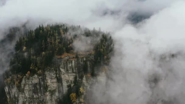 Αεροφωτογραφία. Πετώντας πάνω από τα ψηλά βουνά σε όμορφα σύννεφα. Εναέρια βολή κάμερας. — Αρχείο Βίντεο