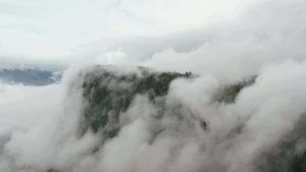 Εναέρια άποψη. Πετώντας πάνω από τα ψηλά βουνά στα όμορφα σύννεφα. — Αρχείο Βίντεο