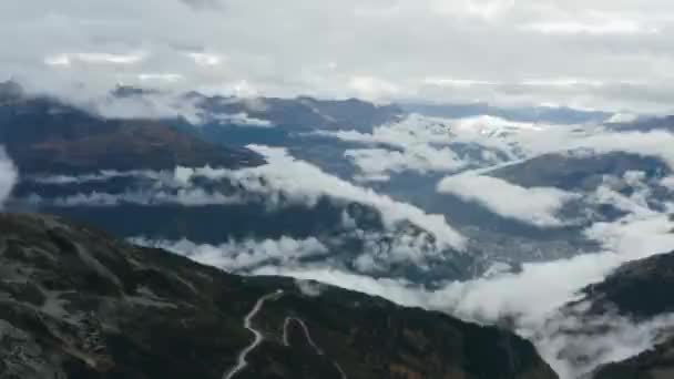 De vlucht in wolken boven prachtige bergen. Bergweg — Stockvideo