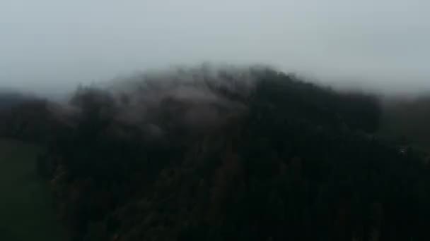 Widok z powietrza na chmury i mgłę nad górami wzgórza. — Wideo stockowe