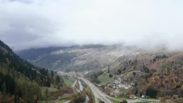 Ville de montagne dans le brouillard du matin paysage aérien . — Video