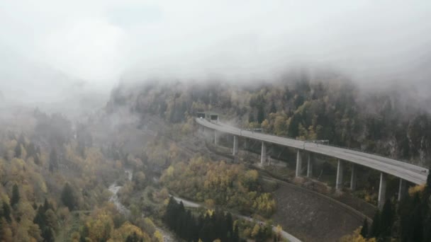 山村在山谷和铁路桥景观. 带村庄和铁路桥的风景如画的山谷的空中景观. — 图库视频影像