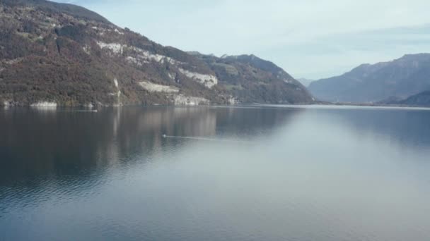 Горное озеро, парусные лодки. Спокойствие и покой . — стоковое видео