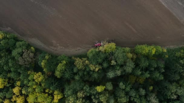 拖拉机上的农民准备第二年播种的农田. — 图库视频影像