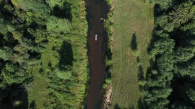 Yaz takımı oluşturma. Nehirde kano yapıyorum. Havadan