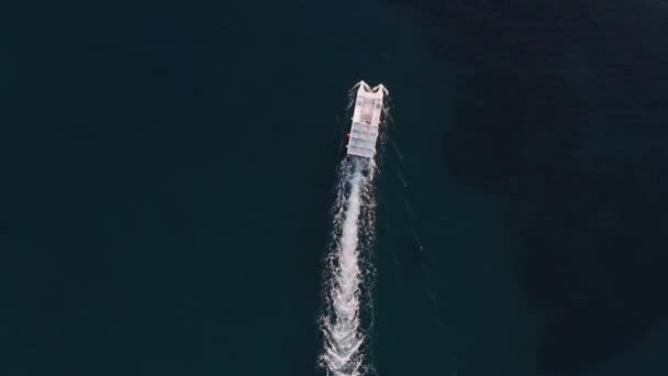 Vista aérea de un catamarán, lancha rápida o yate navegando en el mar de Chipre — Vídeo de stock