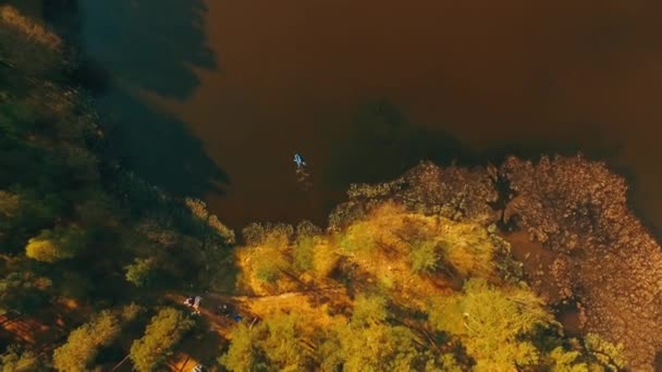 De boot vaart vanaf de kust. Lente warme avond. — Stockvideo