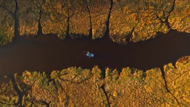 Une promenade en bateau lors d'une soirée de printemps dans la rivière . — Video