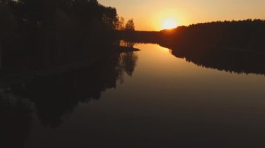 Akşama doğru. Bahar, güneş batıyor.