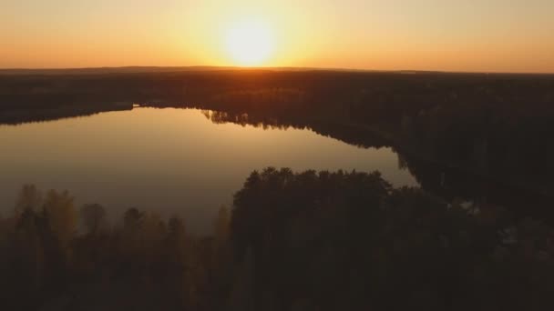 湖の上に美しい春の夕日。ドローンビデオ — ストック動画